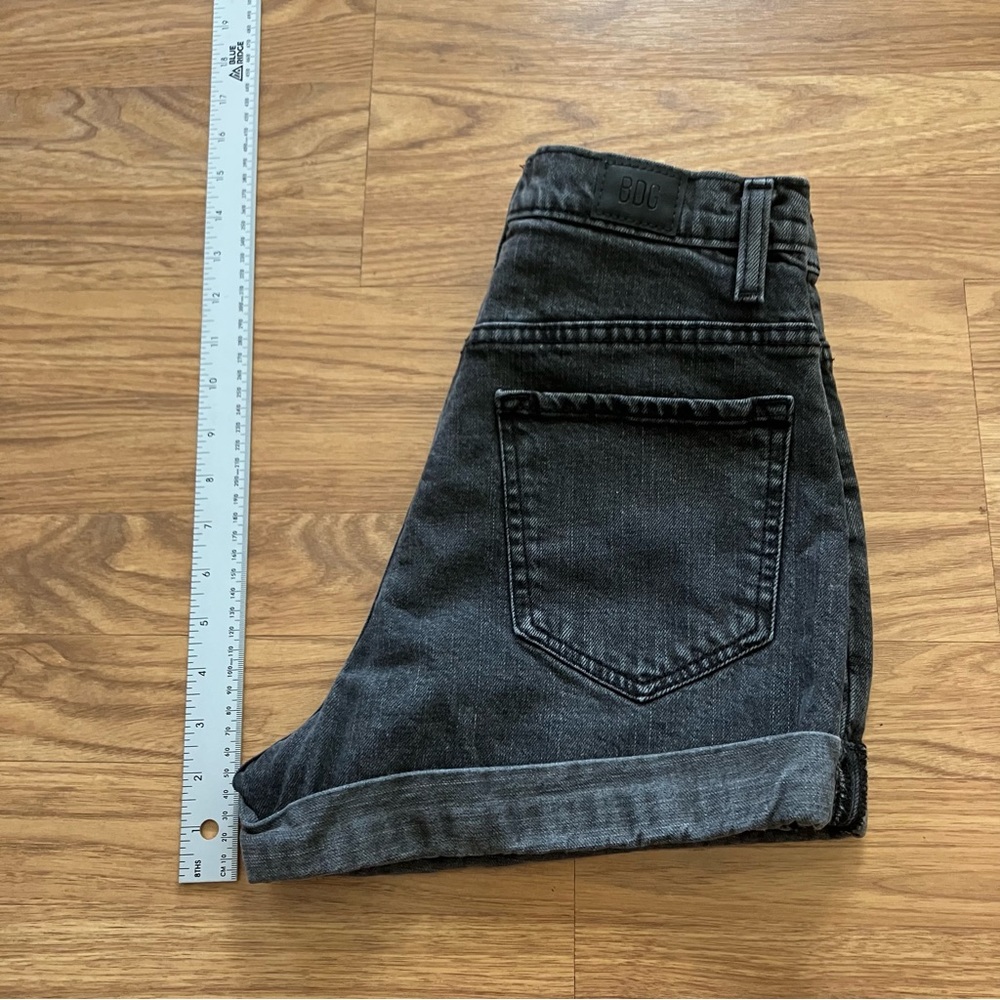 Urban Outfitters BDG Black Mom High-Rise Jean Shorts Cuffed Button Fly Size 26 - Picture 9 of 9